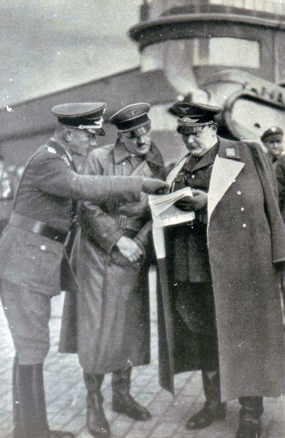 Adolf-Gitler-i-German-Gering-vo-vremya-inspektsii-e`skadrili-Rihtgofena.-1937